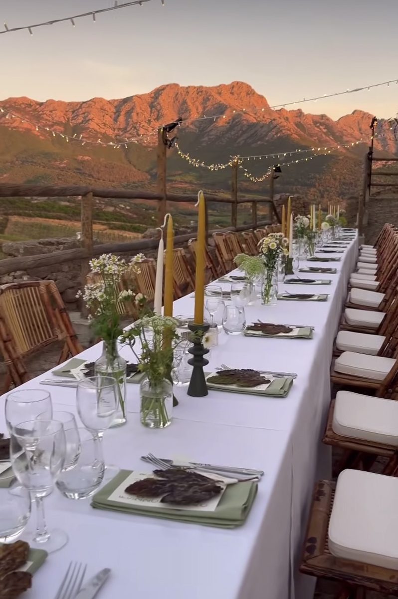 Dîner en plein air face aux montagnes – Château Prince Pierre Napoléon Bonaparte