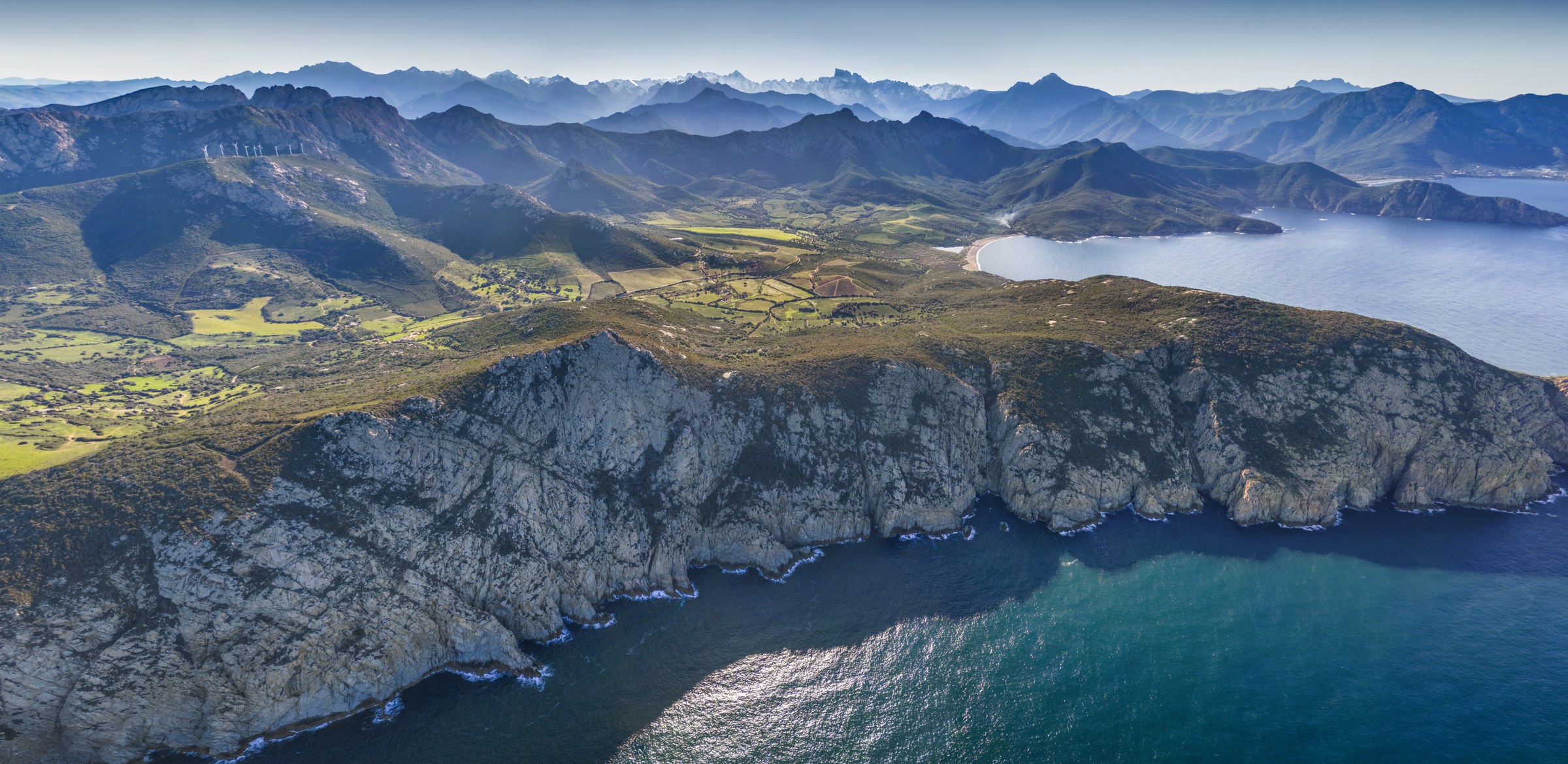 Vue aérienne du terroir argilo-granitique – Domaine viticole corse Château Prince Pierre Napoléon Bonaparte, Calvi